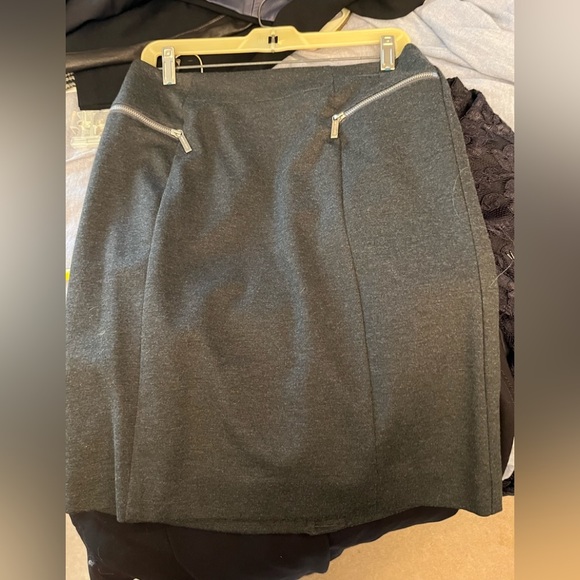 Micheal Kors size 10 gray pencil skirt back zip front zip pockets NWOT - Picture 5 of 10